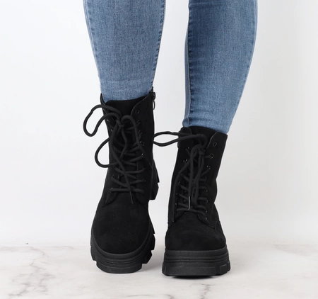 Czarne zamszowe botki damskie traperki na platformieNEWS