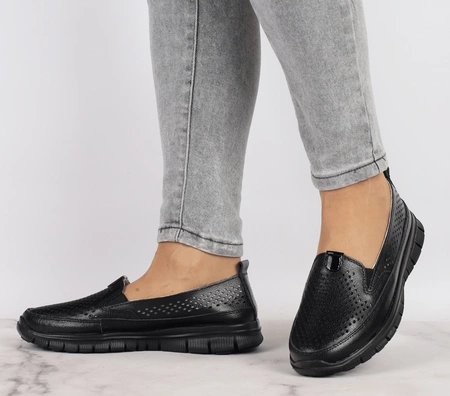 Całe czarne skórzane mokasyny ażurowe na sportowej podeszwieJezzi