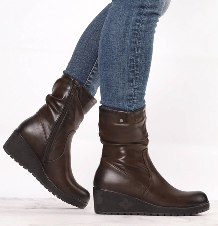 Brązowe czekoladowe botki zimowe komfortowe na koturnie Jezzi