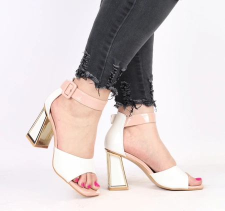 Białe sandały na wysokim eleganckim obcasie z dodatkiem złota ślubne Vinceza