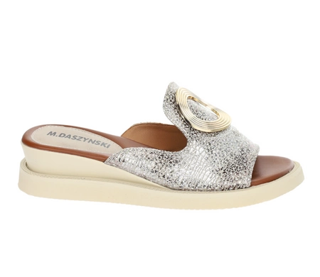 Złote komfortowe i eleganckie klapki damskie na lekkiej koturnie Daszyński