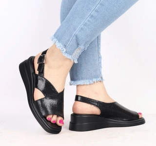 Czarne sandały damskie na niskiej koturnie eleganckie i komfortowe Jezzi