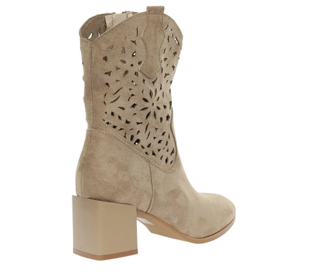 Zamszowe ażurowe botki na wygodnym obcasie Jezzi