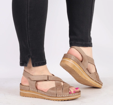 Brązowe sandały na niskiej koturnie ze skóry naturalnej Gino Fabiani