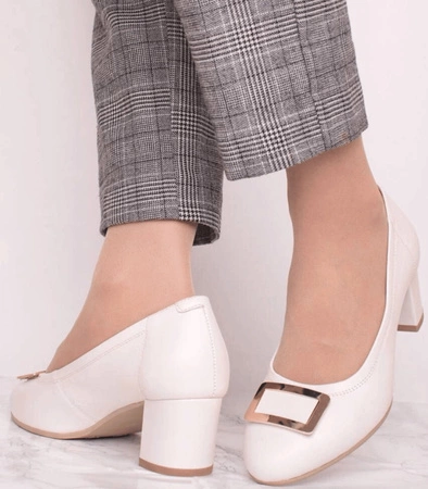 Beżowe skórzane czółenka damskie z klamrą Polskie Gino Fabiani