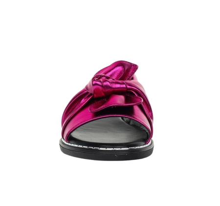 Błyszczące różowe klapki damskie płaskie z czarną wkładką Jezzi