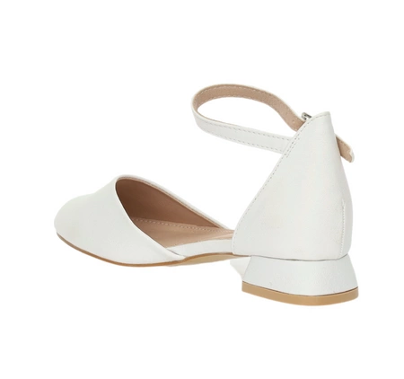 Białe eleganckie sandały dziecięce zabudowane buty komunijne MissE