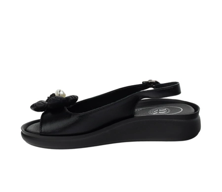 Czarne eleganckie sandały damskie płaskie z biżuterią Jezzi