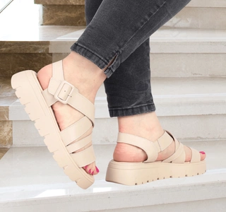 Beżowe sandały damskie na platformie ze skóry naturalnej Jezzi