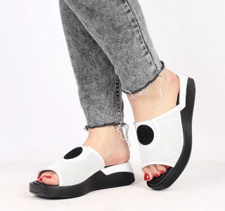 Skórzane białe klapki damskie eleganckie na grubej podeszwie Jezzi