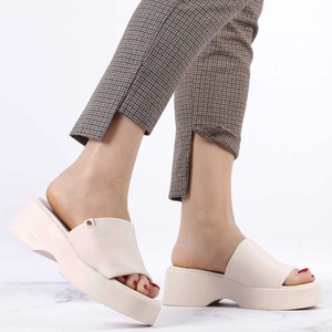 Beżowe klapki damskie na grubej podeszwie Jezzi