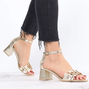 Złote sandały damskie na kolcku z kwiatkami Daisy od Azali