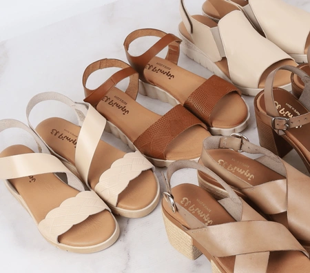 Beżowe sandały damskie płaskie ze skóry naturalnej na rzep El Pimpi - Made in Spain