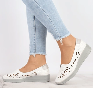 Komfortowe białe czółenka damskie półbuty ze skórzaną wkładką Jezzi