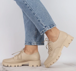 Beżowe eleganckie półbuty sznurowane derby wizytowe od Daszyński