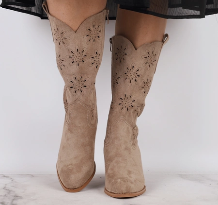 Zamszowe ażurowe kozaki kowbojki na niskim obcasie Jezzi