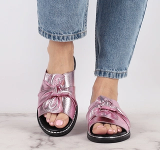 Jasno różowe klapki damskie płaskie z kokardą Jezzi