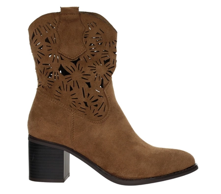 Brązowe czekoladowe zamszowe botki wycinane na obcasie ocieplane Daszyński