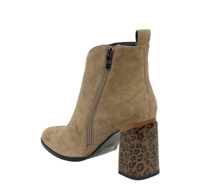 Beżowe zamszowe botki skórzane na wysokim obcasie w panterkę Gino Fabiani