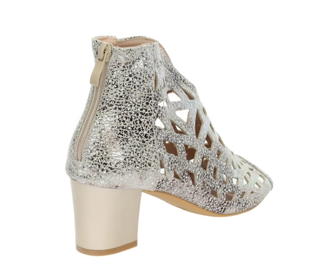 Złote sandały na obcasie zabudowane ażurowa cholewka do kostki Daszyński