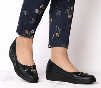 Czarne skórzane czółenka na lekkiej koturnie RYŁKO