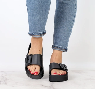 Czarne damskie klapki na platformie na jednym regulowanym pasku NEWS