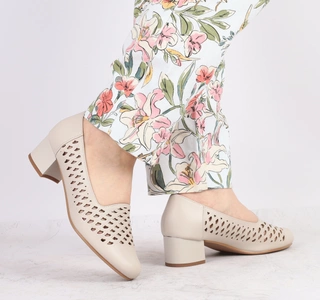 Eleganckie beżowe czółenka na wygodnym niskim obcasie Jezzi