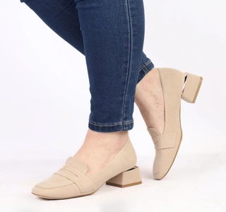 Beżowe eleganckie półbuty damskie wsuwane na niskim obcasie AZALI