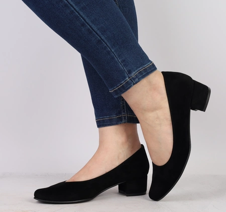 Czarne zamszowe na niskim szerokim obcasie od Azali