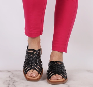 Czarne płaskie sandały skórzane plecione El Pimpi - Made in Spain