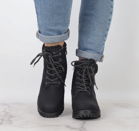 Płaskie czarne buty zimowe na sznurowadła i zamek po boku NEWS