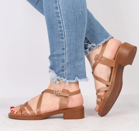 Brązowe hiszpańskie sandały damskie na płaskim obcasie na cienkich pasaczkach El Pimpi