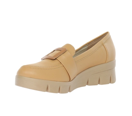 Beżowe półbuty damskie mokasyny licowe z klamrą Jezzi