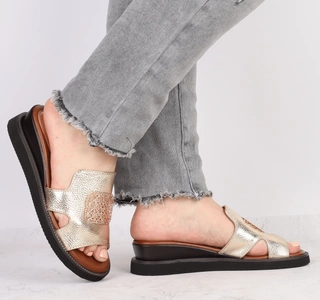 Złote eleganckie klapki damskie na niskiej koturnie Jezzi