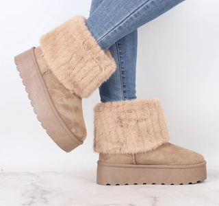 Beżowe zamszowe botki EMU ozdobione futerkiem wokół kostki ROSJANKI