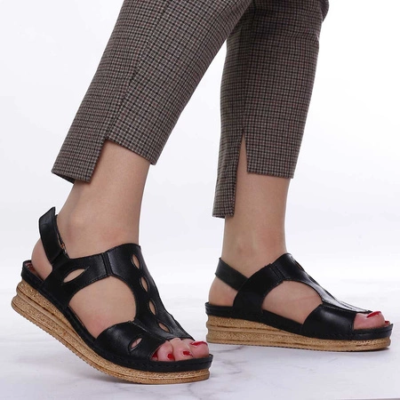 Czarne sandały skórzane damskie na lekkiej koturnie szyte Gino Fabiani - Produkt Polski