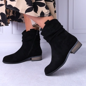 Czarne zamszowe botki na płaskim obcasie na zamek Jezzi