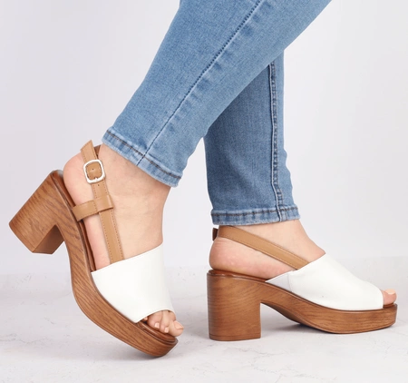 Białe sandały na drewnianym obcasie i platformie Jezzi