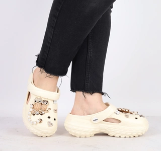 Piankowe klapki damskie zabudowane z ozdobioną cholewką crocsy NEWS