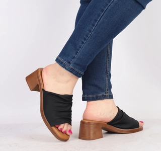 Czarne klapki damskie na wygodnym szerokim obcasie Jezzi