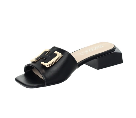 Czarne eleganckie klapki damskie z klamrą na niskim obcasie VINCEZA