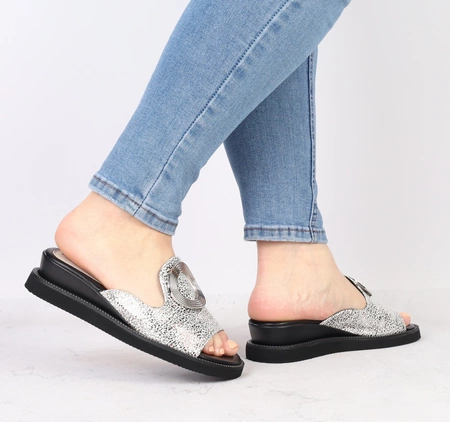 Srebrne eleganckie klapki damskie na niskiej koturnie Daszyński