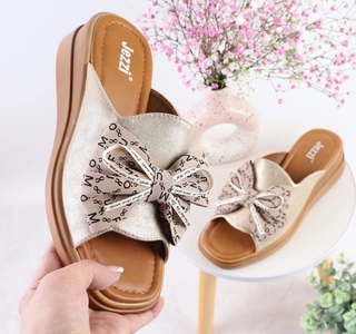 Eleganckie i wygodne klapki z kokardą na niskiej koturnie Jezzi