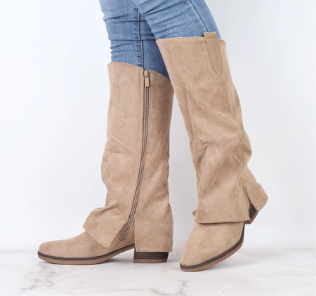 Zamszowe kozaki kowbojki z wywiniętą cholewką od Jezzi