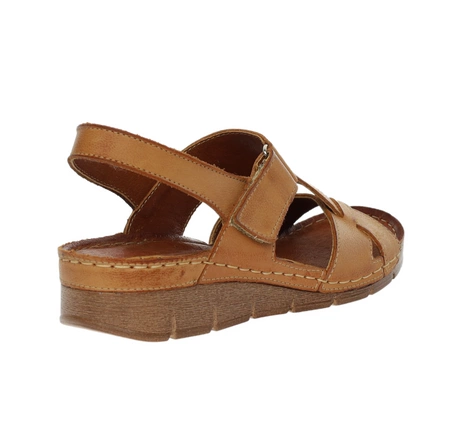 Brązowe skórzane sandały damskie płaskie na rzep Gino Fabiani - Produkt Polski