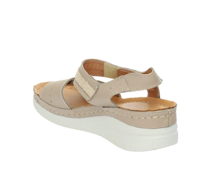 Jasnobrązowe sandały damskie skórzane na niskiej koturnie Gino fabiani