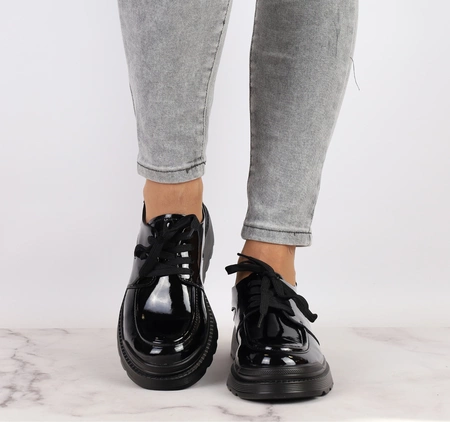 Czarne lakierowane półbuty damskie skórzane sznurowane na platformie Jezzi