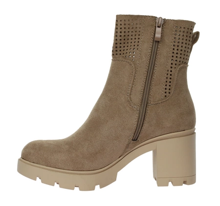 Beżowe zamszowe botki damskie na wygodnym klocku Jezzi