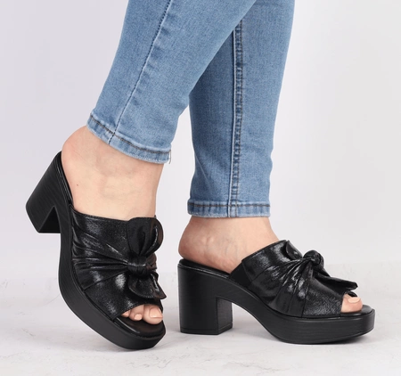 Czarne klapki damskie na obcasie i platformie Jezzi