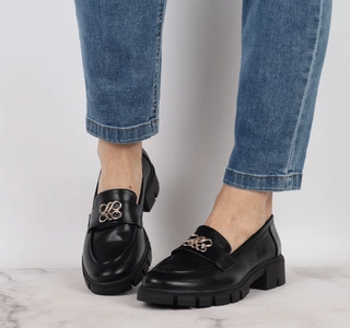 Czarne mokasyny damskie lordsy z klamrą Jezzi